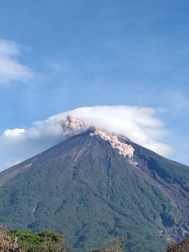 El Insivumeh reporta que el Volcán de Fuego se activó en las últimas horas y provoca la caída de ceniza.