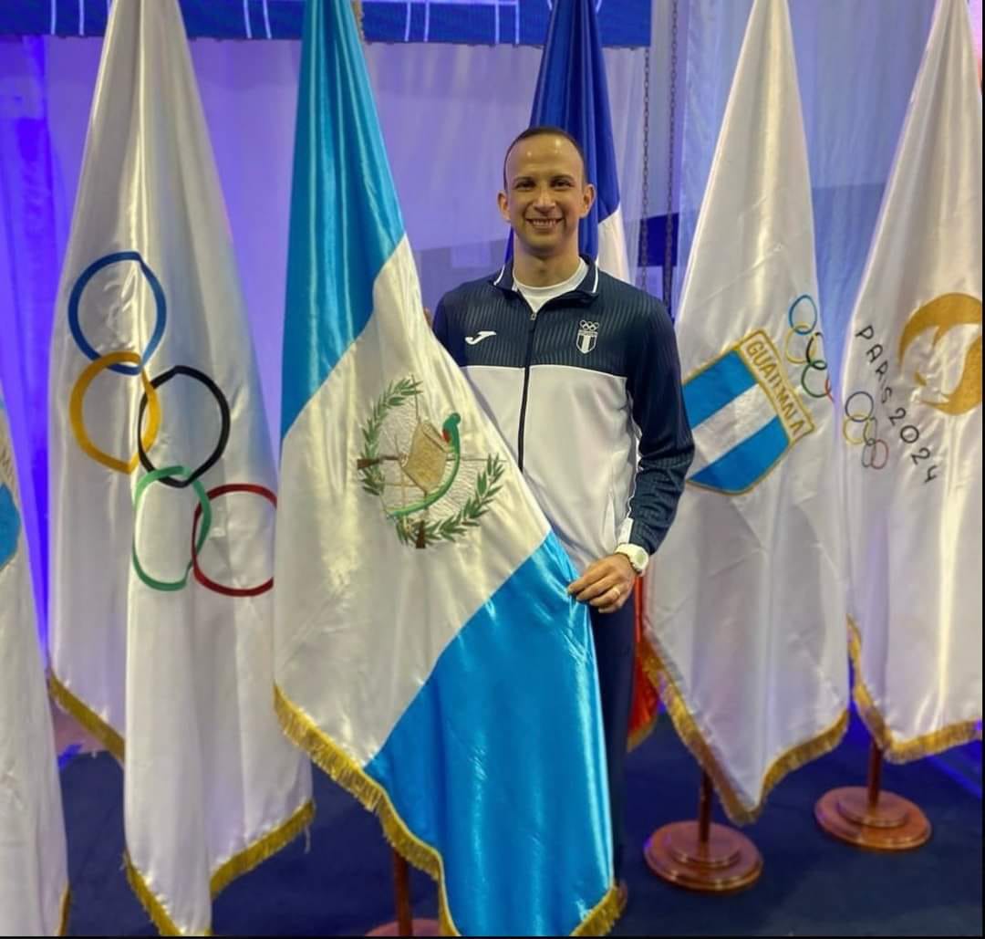 Kevin Cordón fue recibido en el Aeropuerto Internacional La Aurora junto a su técnico este viernes 2 de agosto